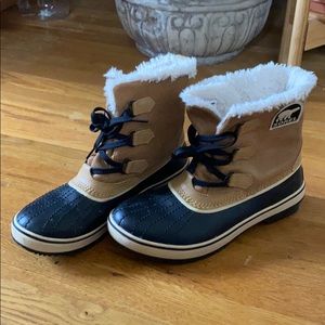 Sorel short winter snow boots
